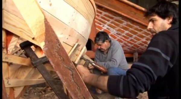 Ιερισσός Χαλκιδικής: Δύο παραδοσιακοί καραβομαραγκοί κρατούν ζωντανά τα καρνάγια της Ιερισσού