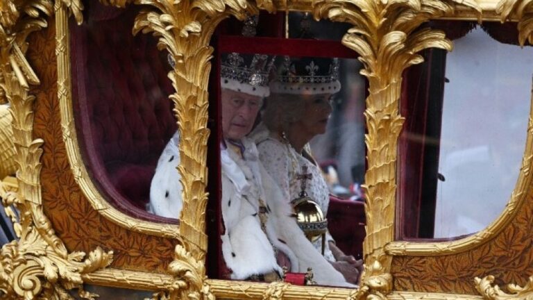 Βρετανία: Ο Κάρολος στέφθηκε βασιλιάς