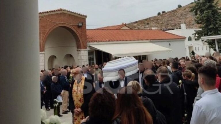 Θρήνος στην κηδεία της 15χρονης που πέθανε σε σχολική εκδρομή – Με λευκά πανωφόρια οι συμμαθητές της