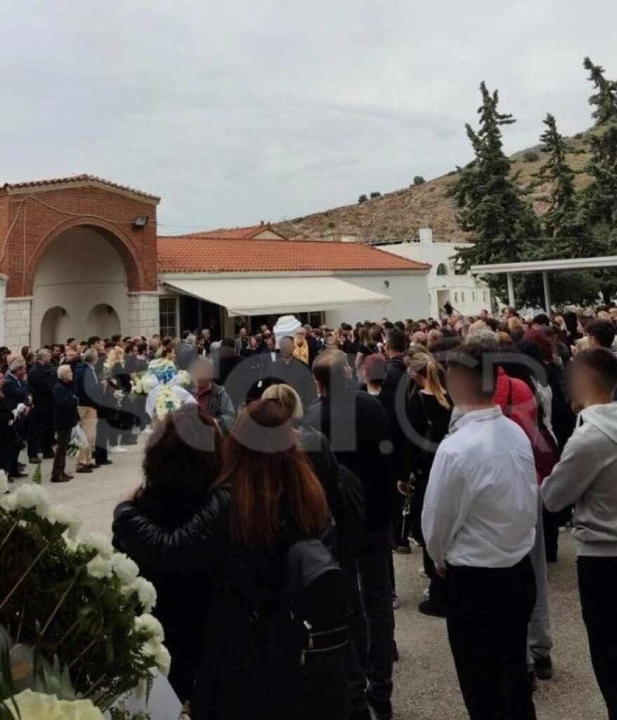 Θρήνος στην κηδεία της 15χρονης που πέθανε σε σχολική εκδρομή – Με λευκά πανωφόρια οι συμμαθητές της