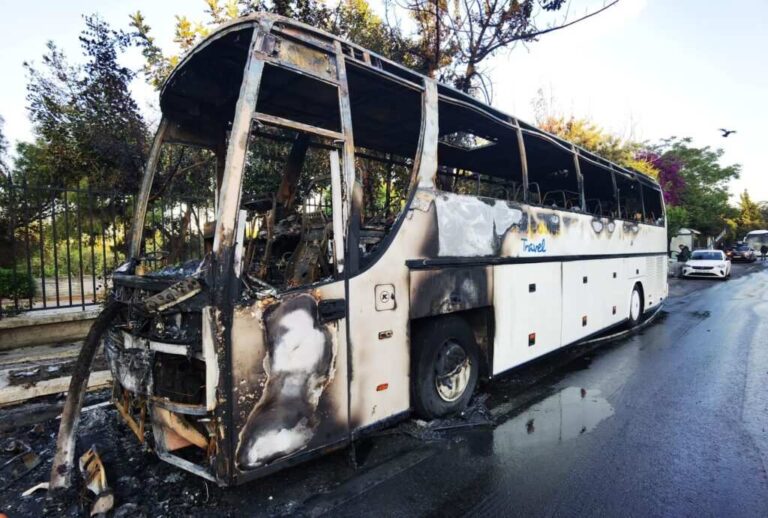 Ομάδα νεαρών έκαψε τρία λεωφορεία και κατέστρεψε στάση έξω από το Γεωπονικό Πανεπιστήμιο