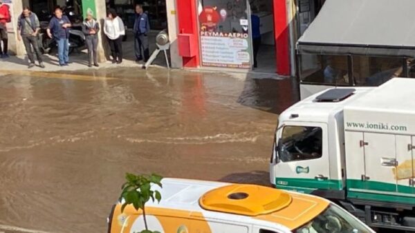 Ποτάμι από λύματα ο δρόμος μπροστά στα δικαστήρια- ΕΥΑΘ: Σε αγωγό ύδρευσης οφείλεται η βλάβη