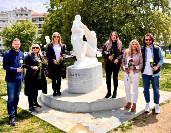 ΠΑΣΟΚ Σερρών για την Παγκόσμια Ημέρα Μητέρας: Κατέθεσε λουλούδια στο μνημείο «ΜΑΝΑ»