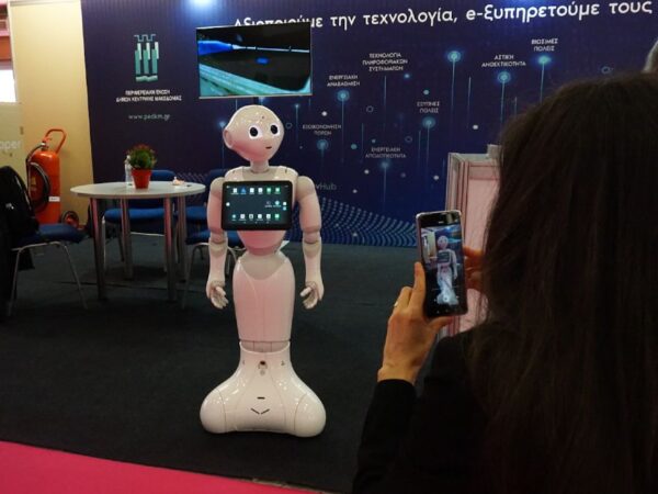 Beyond 2023: Ο Pepper μιλάει σε παιδιά για την ανακύκλωση και ενημερώνει τους πολίτες