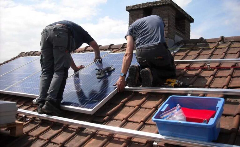 «Φωτοβολταϊκά στη στέγη»: Προϋποθέσεις και δικαιούχοι – Πότε ανοίγει η πλατφόρμα