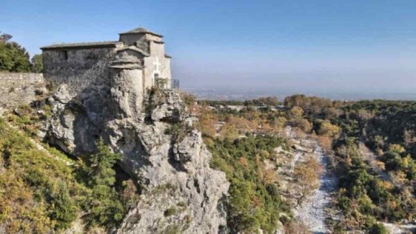 Λεύκωμα με σπάνια θρησκευτικά μνημεία σε περιβάλλοντα μοναδικού φυσικού πλούτου