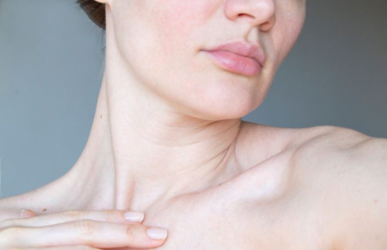Ρυτίδες λαιμού: 7 συμβουλές για να τις μειώσετε