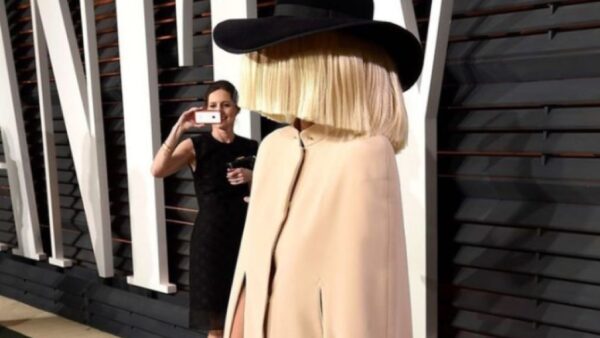 Η Sia αποκάλυψε ότι είναι στο φάσμα του αυτισμού