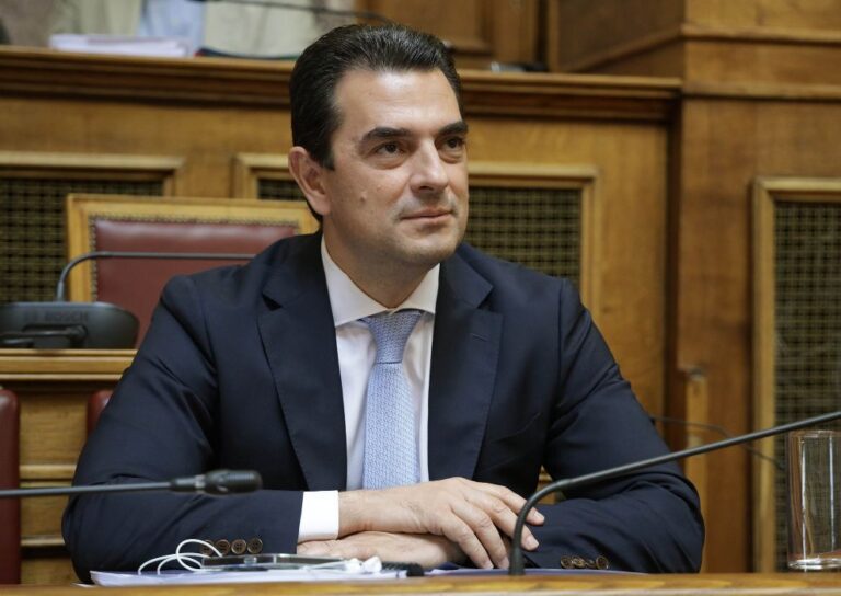 Κώστας Σκρέκας: «Επιταχύνουμε την εγκατάσταση 9000 δημοσίως προσβάσιμων φορτιστών στα αστικά κέντρα της Ελλάδας»
