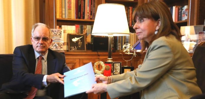 Στο Προεδρικό Μέγαρο ο Κωνσταντίνος Τασούλας – Ενημερώνει την Κατερίνα Σακελλαροπούλου για τα αποτελέσματα των εκλογών