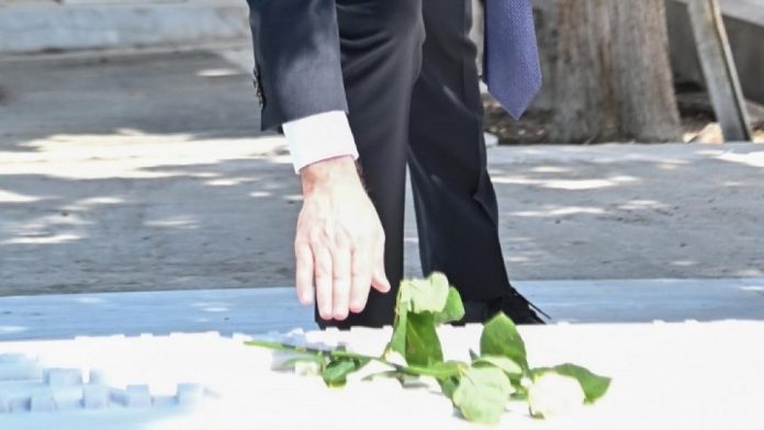 Ν. Ανδρουλάκης: Άφησε ένα λευκό τριαντάφυλλο στον τάφο της Φώφης Γεννηματά