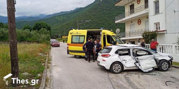 Όχημα με μετανάστες συγκρούστηκε με φορτηγό στην Καβάλα – 7 τραυματίες