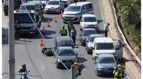 Τραγικό δυστύχημα στην Παραλιακή: Μηχανή συγκρούστηκε με επτά αυτοκίνητα