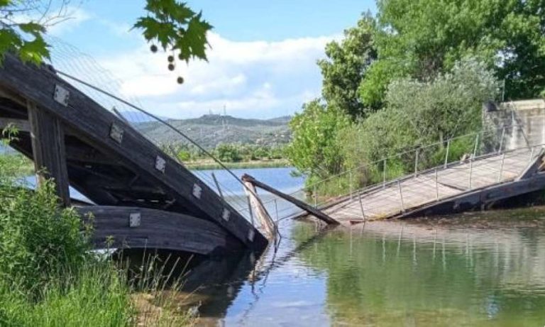 Η στιγμή που ξύλινη γέφυρα στην Άρτα καταρρέει - Δείτε το video