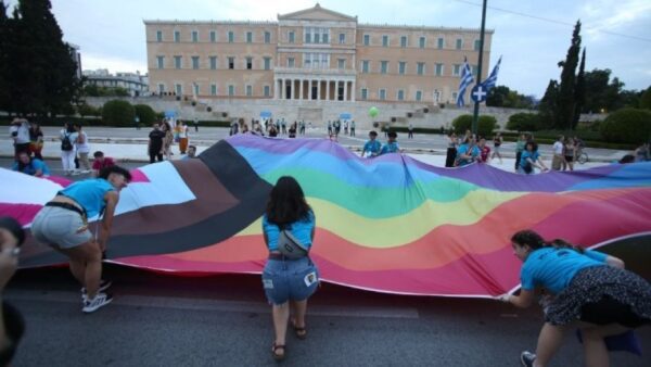 Με κεντρικό σύνθημα «Μία φορά κι έναν καιρό» πραγματοποιήθηκε η παρέλαση του Athens Pride