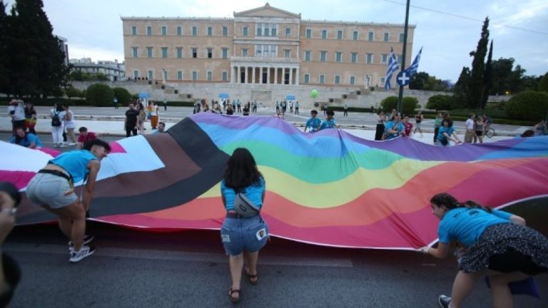 Με κεντρικό σύνθημα «Μία φορά κι έναν καιρό» πραγματοποιήθηκε η παρέλαση του Athens Pride