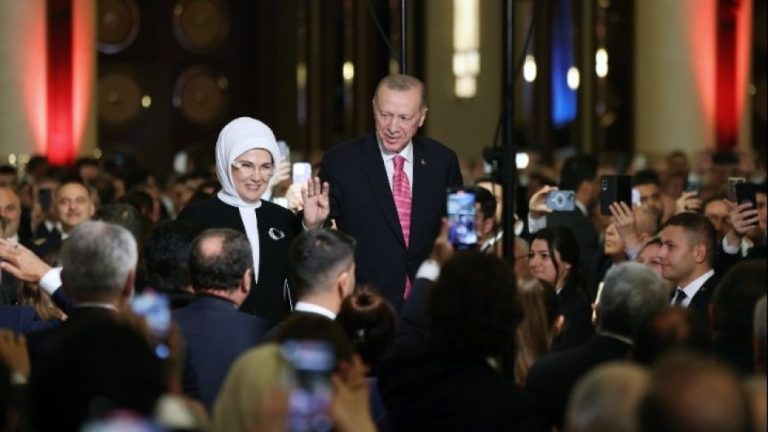 Ο Ερντογάν καλεί τους Τούρκους «να ενωθούν» και προαναγγέλλει συνταγματική αναθεώρηση