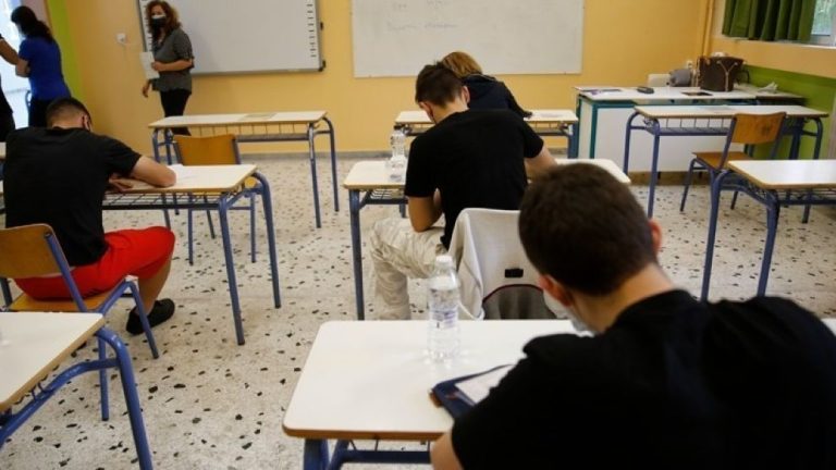 Πανελλήνιες εξετάσεις: Ομαλά διεξάγεται η εξέταση στο μάθημα των Νέων Ελληνικών σύμφωνα με το ΥΠΑΙΘ