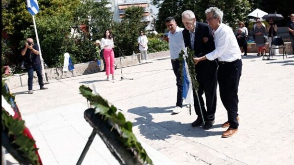 Μια αγκαλιά συγγνώμης από τον Γερμανό αν. πρόξενο στον μικρότερο κρατούμενο του στρατοπέδου Παύλου Μελά