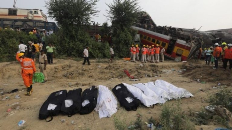 Τραγωδία στην Ινδία: Τουλάχιστον 288 νεκροί και 850 τραυματίες από τη σύγκρουση τριών τρένων