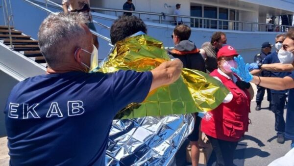 Ολονύχτια επιχείρηση έρευνας και διάσωσης μετά το ναυάγιο στην Πύλο