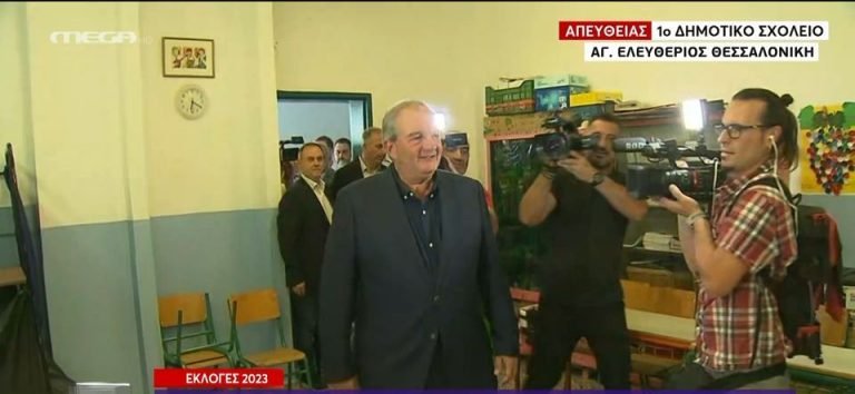 Θεσσαλονίκη: Στο 163ο εκλογικό τμήμα ψήφισε ο πρώην πρωθυπουργός Κώστας Καραμανλής