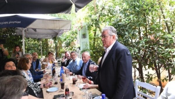 Κλίμα αισιοδοξίας και στιγμές χαλάρωσης στο Αιγάλεω για τον Δ. Κουτσούμπα