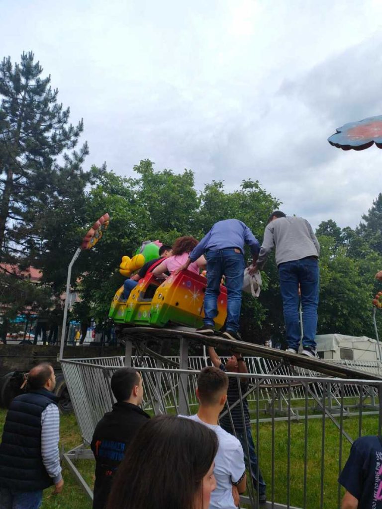 Κοζάνη: Στιγμές τρόμου σε λούνα-παρκ – Κόπηκαν δύο βαγόνια στο «τρενάκι» – ΒΙΝΤΕΟ