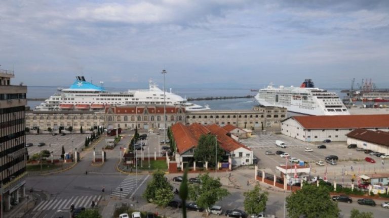 Για πρώτη φορά, δύο κροαζιερόπλοια ταυτόχρονα στο λιμάνι της πόλης - Καλοσώρισμα με κουλούρι Θεσσαλονίκης και χορούς