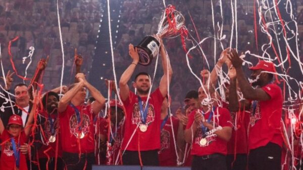 Φαντασμαγορική φιέστα για τους «ερυθρόλευκους» κατακτητές της κορυφής