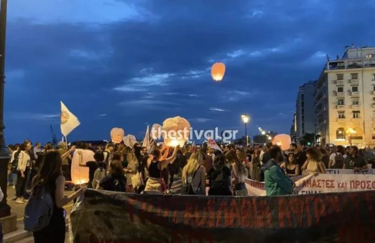 Θεσσαλονίκη: Δεκάδες φαναράκια στον ουρανό για τους νεκρούς στο ναυάγιο της Πύλου