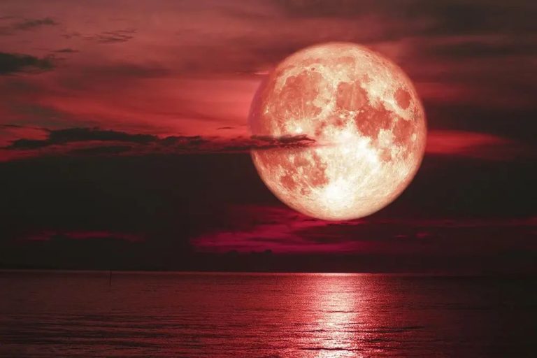 Φεγγάρι της Φράουλας: Εντυπωσιακές εικόνες από την πρώτη Πανσέληνο του καλοκαιριού