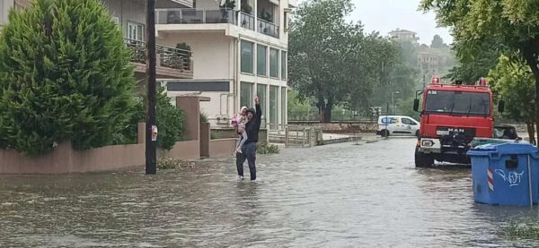 Τρίκαλα: Η Πυροσβεστική έβγαλε παιδιά από πλημμυρισμένο σχολείο - βίντεο