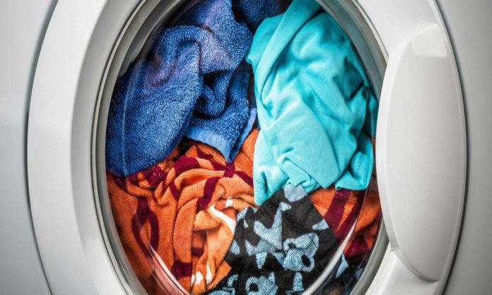Τι θα συμβεί αν αφήσετε τα πλυμένα ρούχα στο πλυντήριο- Τα απλώνετε ή τα πλένετε ξανά;