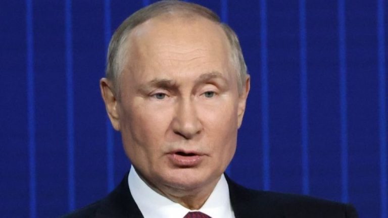 Ο Πούτιν υπέγραψε νόμο που επιτρέπει φυλάκιση 30 ημερών για παραβίαση του στρατιωτικού νόμου