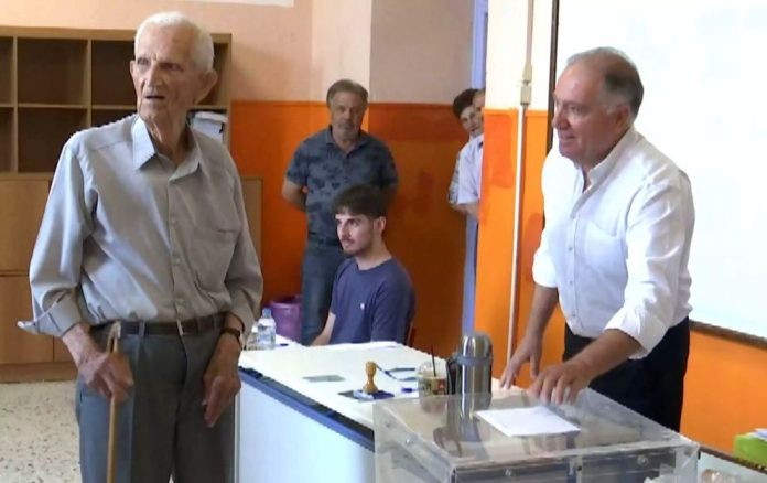 Εκλογές 2023 – Σέρρες: Ψήφισε στα 98 του χρόνια και έστειλε μηνύματα στους νέους