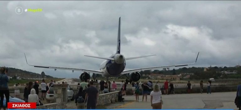 Σκιάθος: Tρομακτικό βίντεο από το αεροδρόμιο – Άνθρωποι εκσφενδονίζονται από την απογείωση του αεροπλάνου