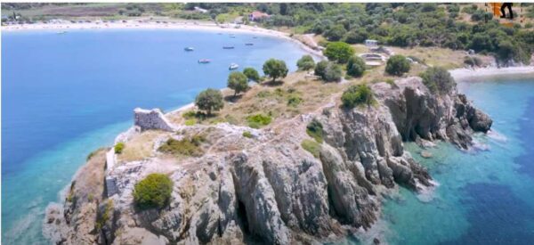 Δείτε βίντεο: Παραλία Τορώνης και το Βυζαντινό Κάστρο όπου εκεί υπήρχε ναός της Aθηνάς