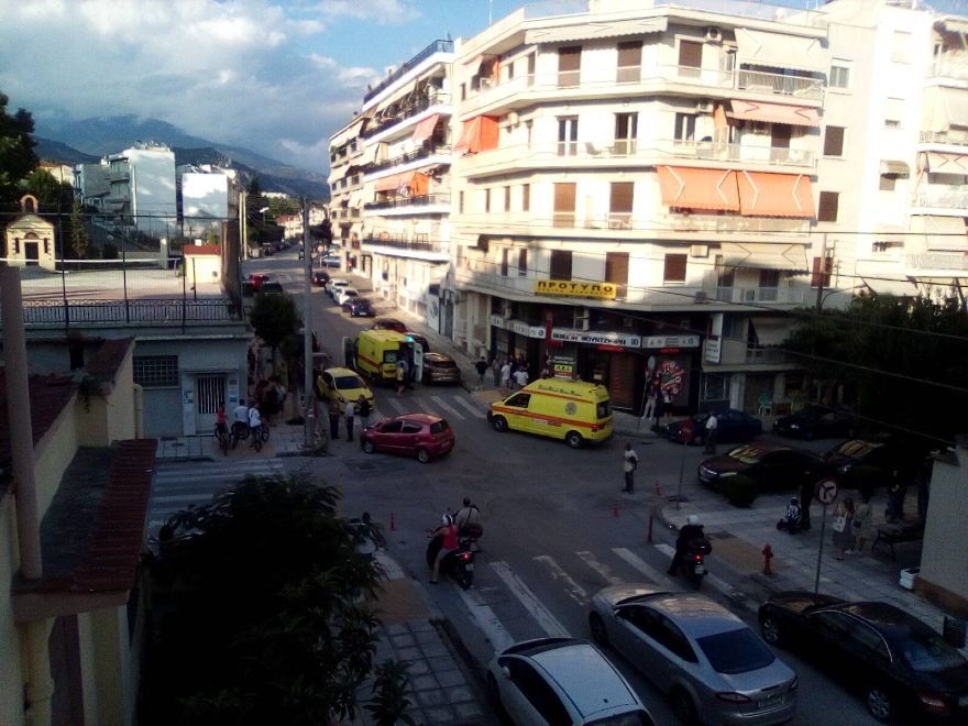 Σέρρες: Τροχαίο ατύχημα με σύγκρουση 2 αυτοκινήτων στην οδό Λ. Παπαπαύλου