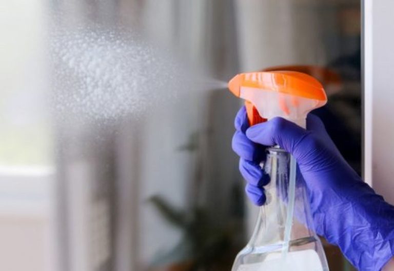 5 λάθη που κάνετε όταν καθαρίζετε τα τζάμια του σπιτιού σας!