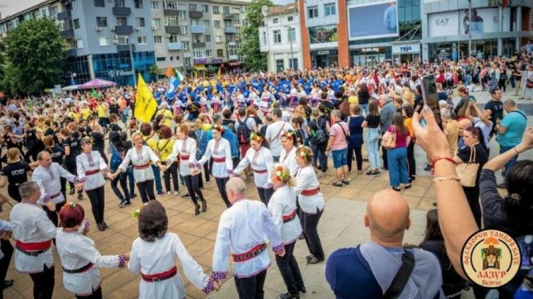 Βουλγαρία - ΒΤΑ: Περισσότεροι από 650 χορευτές επιχειρούν τον μεγαλύτερο κυκλικό σχηματισμό παραδοσιακού χορού στην Ευρώπη