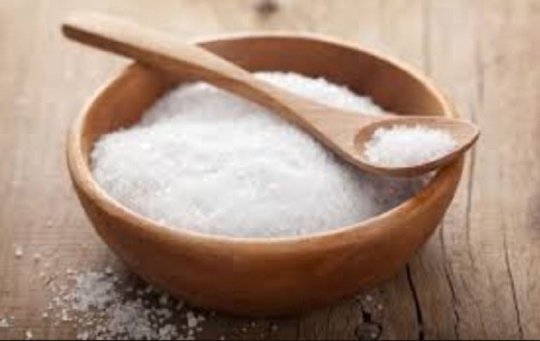 7 πράγματα που μπορείτε να καθαρίσετε με αλάτι μέσα στο σπίτι