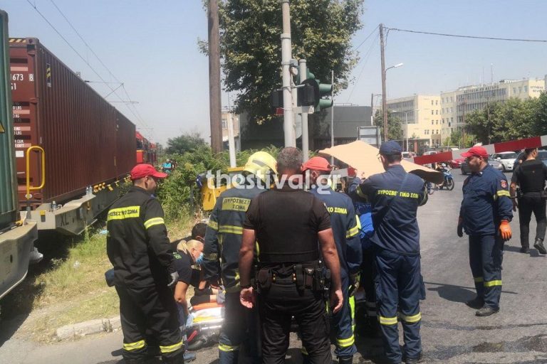 Θεσσαλονίκη: Απεγκλωβίστηκε ο μοτοσικλετιστής που παρασύρθηκε από τρένο – Μεταφέρεται διασωληνωμένος στο νοσοκομείο