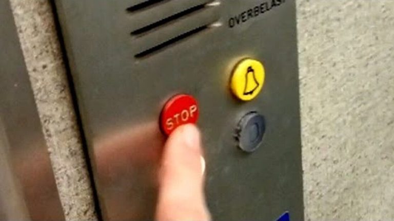 Ξέρεις για ποιο λόγο υπάρχει «STOP» στα ασανσέρ;