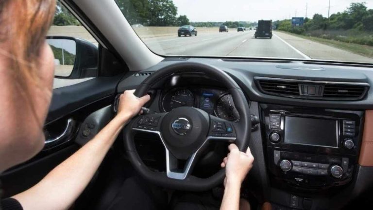Αυτοκίνητο: Οι πιο επικίνδυνες συνήθειες κατά τη διάρκεια της οδήγησης