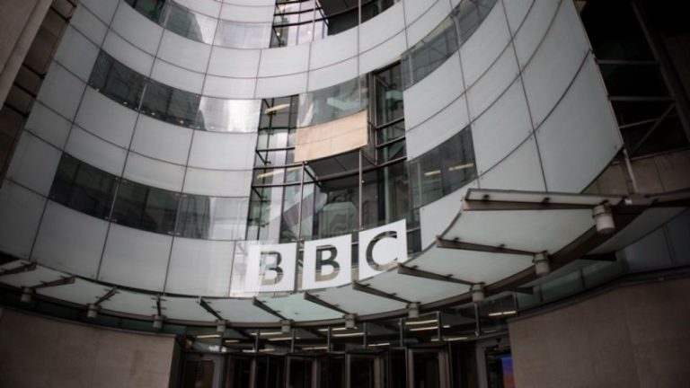 Καταγγελία ότι παρουσιαστής του BBC πλήρωvε έφηβο να του στέλνει φωτογραφίες πορνογραφικού περιεχομένου - Ξεκινούν έρευνες