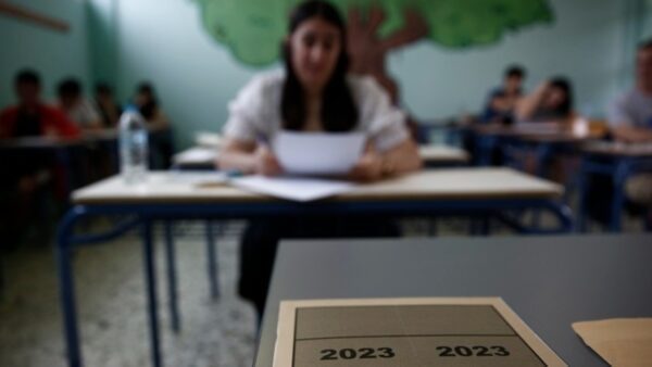 Πανελλαδικές 2023 - Άνοδος βάσεων για τις σχολές Νομικής, Ψυχολογίας και Πολυτεχνείων και πτώση για τις Ιατρικές