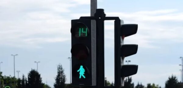 Οκτώ φωτεινοί σηματοδότες με γυναικείες φιγούρες στην Θεσσαλία