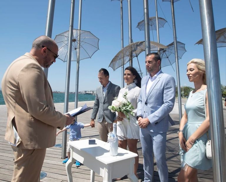 Θεσσαλονίκη: Ζευγάρι από τη Βουλγαρία παντρεύτηκε κάτω από τις Ομπρέλες στη νέα παραλία -φωτoγραφίες