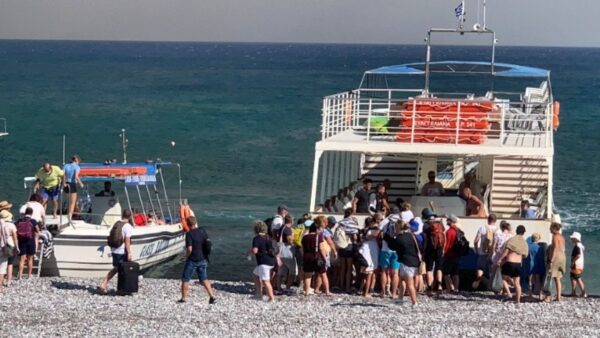 Πυροσβεστική για τη φωτιά στη Ρόδο: Έχουν απεγκλωβιστεί δια θαλάσσης 2.000 άτομα